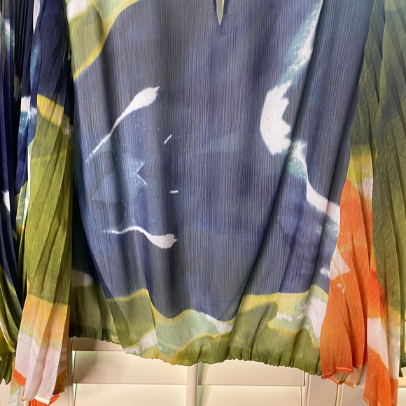 Alice+ Olivia Wide Arm Crop Blouse - Picture 7 of 9